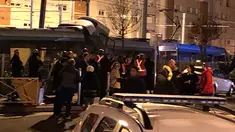 Personel layanan darurat berkumpul di lokasi tabrakan antara dua rangkaian trem di wilayah Issy-les-Moulineaux, Paris, Senin (11/2). Kecelakaan langka yang terjadi di pinggiran barat daya Paris itu mengakibatkan 12 orang terluka. (Philippe DUPEYRAT / AFP)