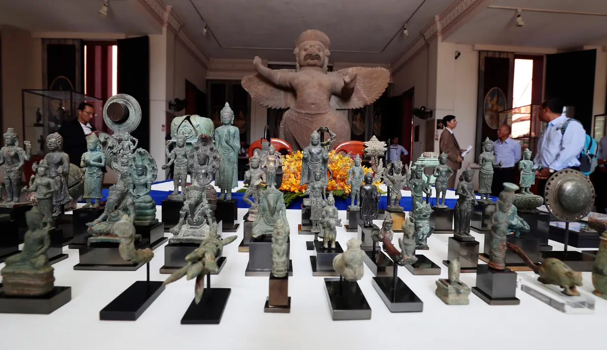 Sejumlah artefak dipamerkan sebelum upacara serah terima di Museum Nasional, Phnom Penh, Kamboja, Jumat (5/7/2019). Kolektor Jepang, Fumiko Takakuwa, secara sukarela mengembalikan sekitar 85 artefak berusia ribuan tahun asal Kamboja. (AP Photo/Heng Sinith)