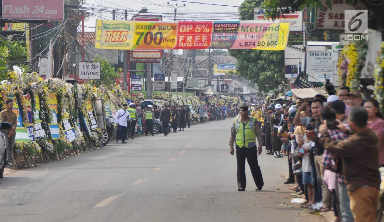 Warga sekitar Puri Cikeas bersiap menyambut iring-iringan kepergian jenazah Ani Yudhoyono menuju TMP Kalibata, Bogor, Jawa Barat, Minggu (2/6/2019). Ani Yudhoyono dimakamkan di TMP Kalibata. (Liputan6.com/Immanuel Antonius)