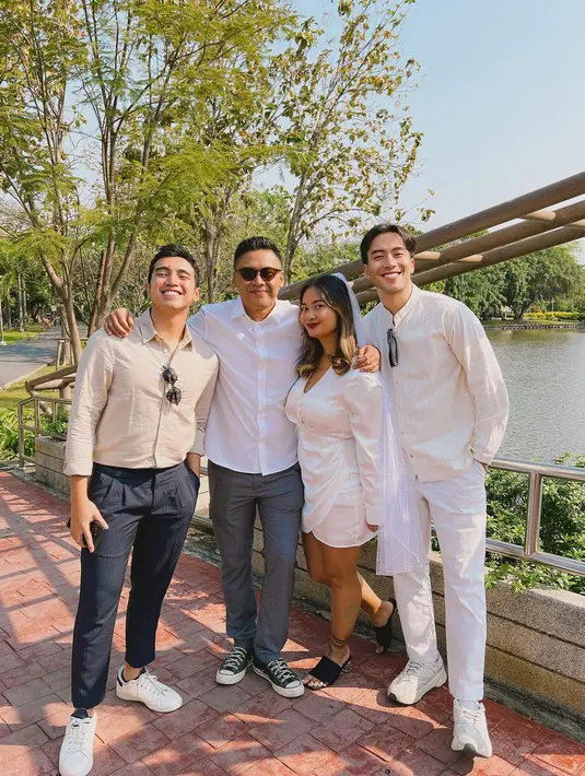 Kendati demikian, Vidi Aldiano terlihat mendampingi pernikahan sang adik. Mereka terlihat kompak di hari bahagia Diva dan Devina yang kini resmi menjadi suami istri. (Liputan6.com/IG/@vidialdiano)