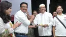 Calon Wakil Gubernur DKI Jakarta, Djarot Saiful Hidayat memberikan potongan tumpeng kepada salah satu relawan saat Deklarasi Relawan Dulure Djarot di Jakarta, Rabu (5/10). (Liputan6.com/Yoppy Renato)