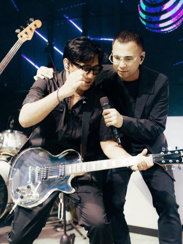 Potret keren Andre Taulany main gitar (credit: https://www.instagram.com/andreastaulany/)