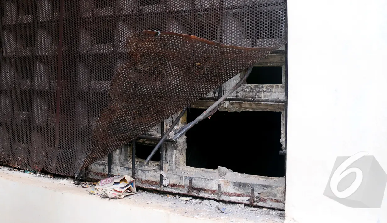 Tampak tembok ruang tahanan BNN yang dijebol tahanan untuk melarikan diri, Jakarta,Selasa (31/3/2015). Tembok ruang tahanan BNN berukuran 16 milimeter, luas jebolan 30 sentimeter (cm) dengan lebar 40 cm. (Liputan6.com/Yoppy Renato)