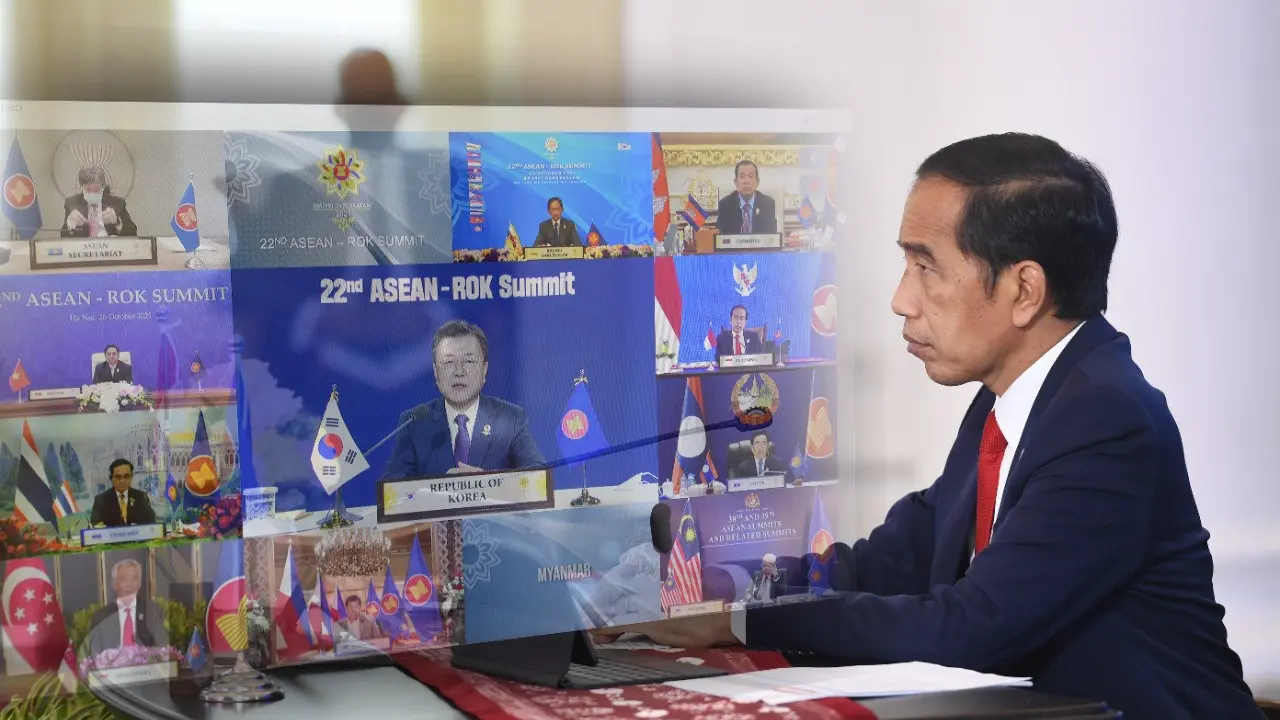 Presiden Joko Widodo saat menghadiri KTT ke-22 ASEAN-Republik Korea secara virtual dari Istana Kepresidenan Bogor, Jawa Barat, pada Selasa, 26 Oktober 2021.