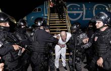 FOTO: Super Ketat Kemanan saat Deportasi 250 Imigran Terduga Anggota Geng Kriminal ke Penjara CECOT El Salvador
