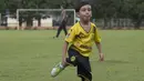 Anak dari Stefano Teco, yang bernama Romario, bermain saat latihan Persija Jakarta di Lapangan Sutasoma, Jakarta, Minggu (25/2/2018). Ketika ayahnya bekerja sang anak asyik bermain sepak bola. (Bola.com/Aspirilla Dwi Adha)