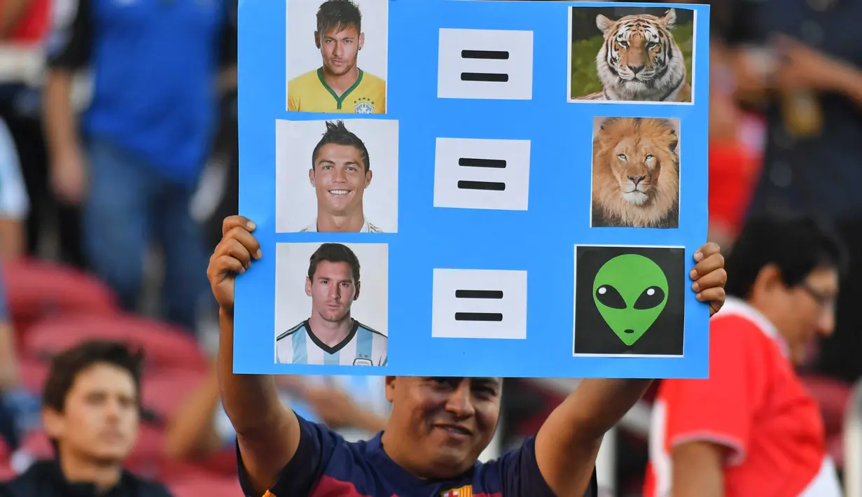 Aksi Suporter Argentina memajang gambar Messi, Neymar dan Ronaldo saat laga Argentina vs Chili pada Copa America Centenario 2016 di Stadion evi's, Santa Clara, Amerika Serikat, (7/6/2016) WIB. (AFP/Josh Edelson)
