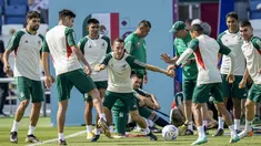 Para pemain Meksiko mengikuti sesi latihan resmi di Jor, Qatar, Selasa, 29 November 2022. Meksiko akan menghadapi Arab Saudi pada laga terakhir penyisihan grup C Piala Dunia 2022 Qatar pada Kamis (01/12/22) pukul 02.00 dini hari WIB. (AP Photo/Moises Castillo)