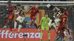 Penyerang Juventus Moise Kean menyundul bola ke arah gawang saat bek AS Roma José ÁNgel Esmorís (69) bertahan dan kiper Mile Svilar (99) menonton pertandingan pekan ke-35 Serie A 2023/2024 di Olimpico, Senin (06/05/2024) dini hari WIB. (Alfredo Falcone/LaPresse via AP)