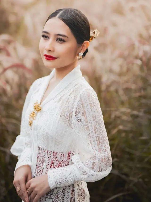 Prilly Latuconsina saat Hari Kebaya Nasional. [@armanfebryan]