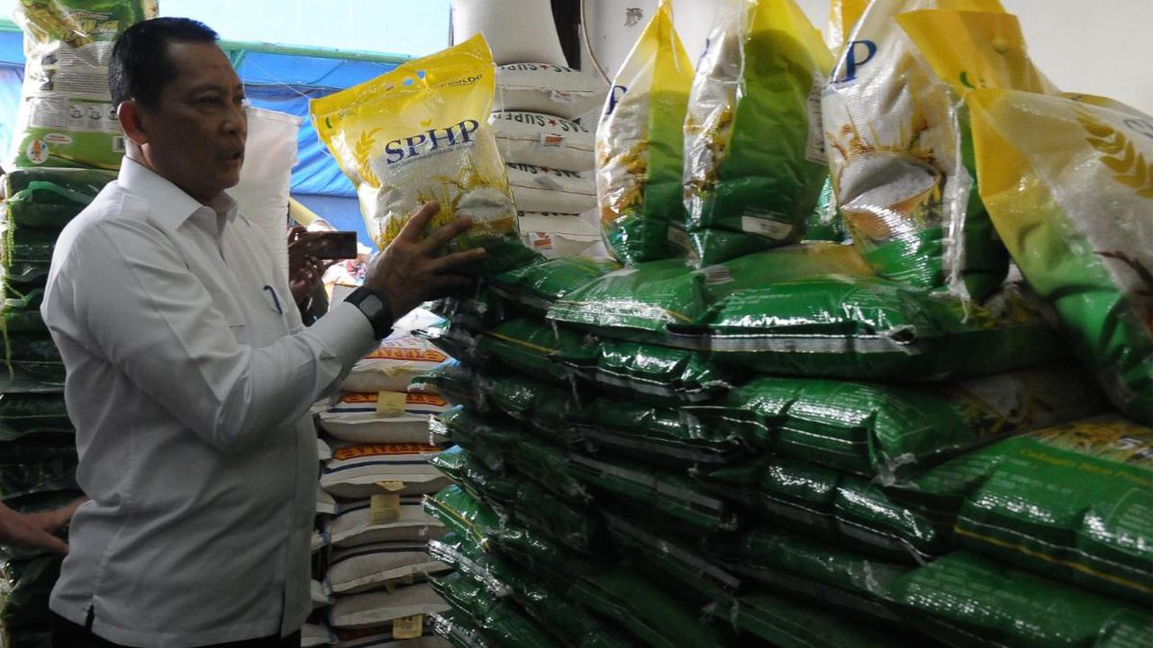 Direktur Utama Perum Bulog Budi Waseso (Buwas) melakukan "Grebek Pasar" untuk memantau ketersediaan stok beras di Pasar Perumnas Klender, Jakarta Timur, Senin (28/8/2023).