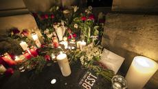 Bunga dan lilin terlihat pada gerbang rumah penyanyi Tina Turner di Kuesnacht, Swiss, Rabu (24/5/2023). (Michael Buholzer/Keystone via AP)