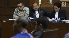 Terdakwa dugaan korupsi pengadaan e-KTP, Irvanto Hendra Pambudi (kiri) menyimak keterangan saksi pada sidang lanjutan di Pengadilan Tipikor, Jakarta, Selasa (18/9). Sidang mendengar keterangan enam saksi. (Liputan6.com/Helmi Fithriansyah)