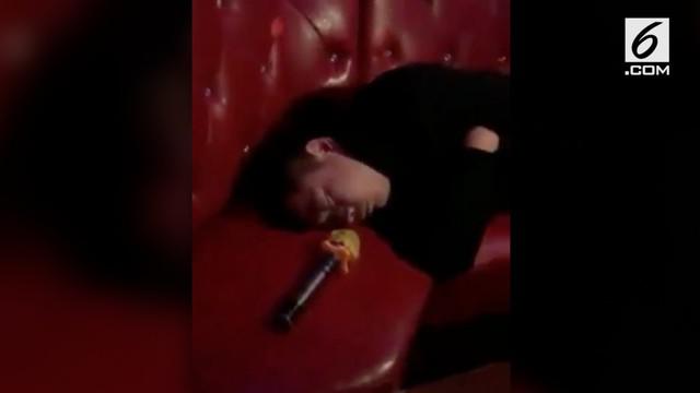 Seorang pria tertidur sampai mengorok di sebuah tempat karaoke. Alhasil, pria itu pun dikerjai teman-temannya. Lihat deh!