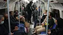 Orang-orang bepergian dengan kereta bawah tanah London di Jubilee Line, Rabu (20/10/2021). Eropa menjadi satu-satunya wilayah di dunia dengan kenaikan kasus COVID-19 di mana Inggris, Rusia dan Turki menyumbang kasus terbanyak di Eropa. (AP Photo/Matt Dunham)