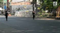 Ruas jalan di depan gerbang mako Brimob masih dalam kondisi steril, kawat berduri terpasang sepanjang 6 meter dipasang di depan mako Brimob.
