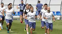 Para pemain Argentina saat mengikuti sesi latihan di Bronnitsy, Minggu (24/6/2018). (AP/Ricardo Mazalan)