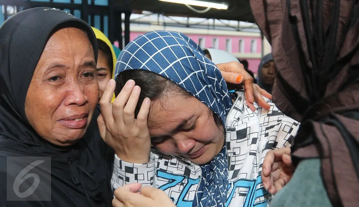 Istri Budi Anduk, Neneng Nurhayati terlihat lunglai saat mengantarkan jenazah suaminya untuk disalatkan, Bekasi, Senin (11/1/2016). Budi Anduk menghembuskan nafas terakhir pada usia 47 tahun di RS Dharmais, Jakarta. (Liputan6.com/Herman Zakharia)