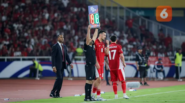 Gelandang Timnas Indonesia, Ivar Jenner, berbincang dengan Calvin Verdonk, saat hendak masuk lapangan menggantikan Thom Haye pada laga kontra Bahrain di Kualifikasi Piala Dunia 2026 zona Asia yang digelar di Stadion Utama Gelora Bung Karno (SUGBK) Senayan, Jakarta, Selasa (25/3/2025) malam WIB. (Bola.com/Bagaskara Lazuardi)