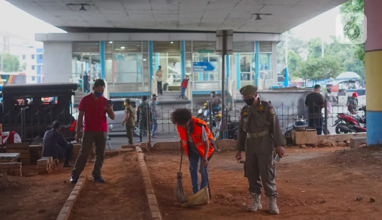 Petugas menghukum warga pelanggar Operasi Yustisi Pencegahan Covid-19 di kawasan Kampung Melayu, Jakarta Timur, Senin (16/11/2020). Warga yang melanggar dikenakan sanksi berupa push up serta menyapu fasilitas umum. (Liputan6.com/Immanuel Antonius)