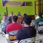 Sejumlah buruh HIP saat mendatangi Kantor Dinas Ketenagakerjaan dan Transmigrasi Kabupaten (Nakertrans) Kabupaten Buol (Arfandi Ibrahim/Liputan6.com)