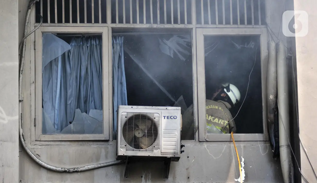 Petugas pemadam kebakaran menyemprotkan air saat api kembali muncul di Gedung SMK Yadika 6, Jatiwaringin, Pondok Gede, Kota Bekasi, Jawa Barat, Selasa (19/11/2019). Kebakaran susulan ini mengejutkan sejumlah guru, siswa, dan pegawai yang tengah berada di lokasi. (merdeka.com/Iqbal Nugroho)