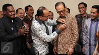 Rosan P Roeslani (kedua kiri) memasang pin ke ketua umum  Kadin saat Pendaftaran dirinya sebagai ketum kadin di Menara Kadin, Jakarta, (16/11/2015). Pemilihan Ketua Umum akan berlangsung pada tanggal 22-24 November 2015. (Liputan6.com/Helmi Afandi)