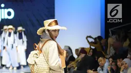 Model mengenakan busana rancangan Anggia Daily saat Muslim Fashion Festival (MUFFEST) 2019 di Jakarta Convention Center, Jakarta, Jumat (3/5/2019). IFI (INTERNATIONAL) X KOREA K-STREET BY GLINGREEM menampilkan rancangan  Anggia Daily Sebanyak 8 koleksi busana hijab. (Liputan6.com/Herman Zakharia)