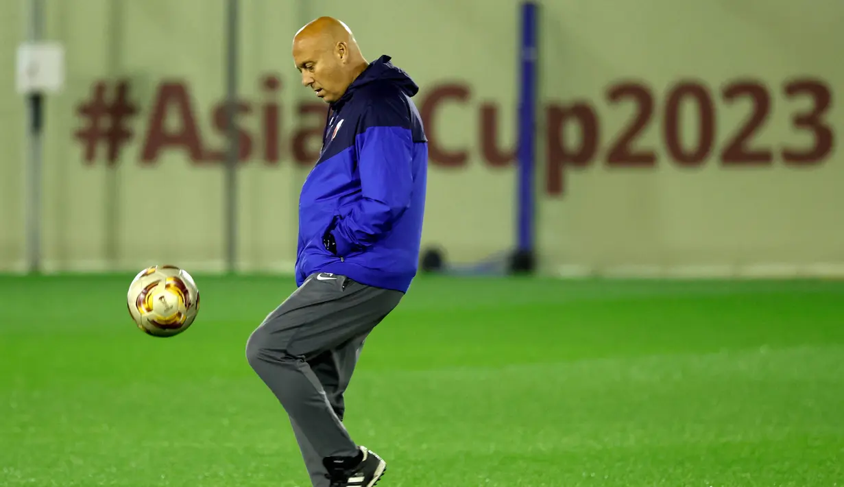 Pelatih Qatar, Tintin Marquez saat sesi latihan timnya di Doha pada 9 Februari 2024. (KARIM JAAFAR/AFP)