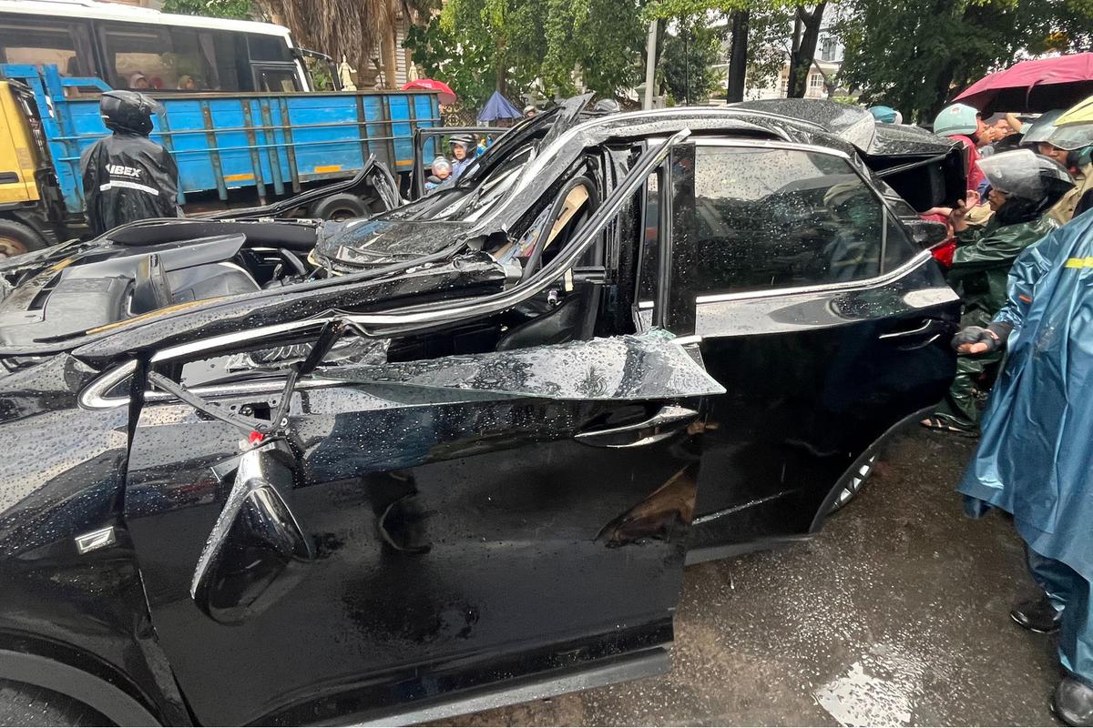 FOTO: Pohon Tumbang Timpa Mobil Mewah di Pondok Indah, Supir Tewas di Tempat