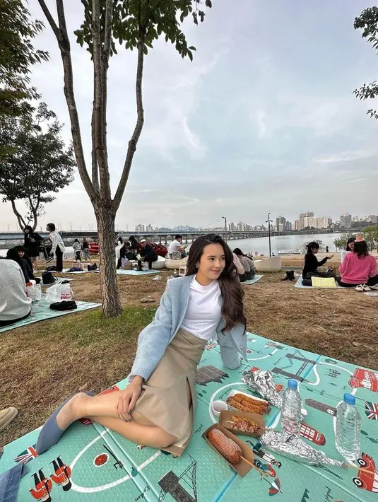 Saat di Seoul, Beby Tsabina juga menyempatkan waktu untuk piknik. Dia pun terlihat sangat menikmati momen liburannya kala itu. [instagram/bebytsabina]