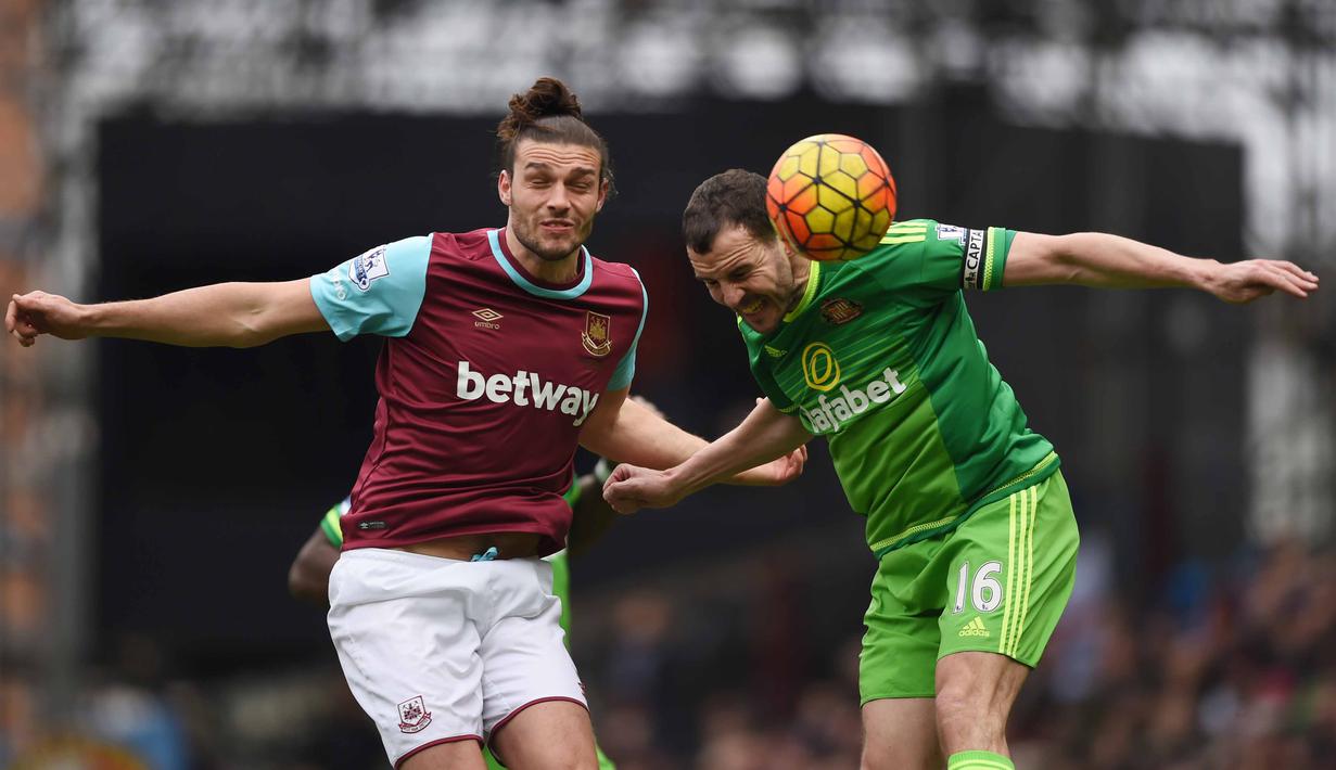 Pemain West Ham United, Andy Carroll imencoba menyundul bola saat berduel dengan bek  Sunderland, John O'Shea pada lanjutan Liga Inggris di Stadion Upton Park, Sabtu (27/2/2016). (Reuters / Tony O'Brien)