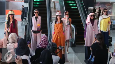 Model membawakan busana Mel Ahrya dengan tema Happa dalam fashion show di Terminal 3 Ultimate Bandara Soekarno Hatta, Tangerang, Banten, Rabu (20/7). (Liputan6.com/Angga Yuniar)