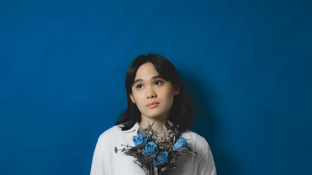 Sheryl Sheinafia berpose selayaknya foto untuk buku pernikahan di single terbaru berjudul Situationship