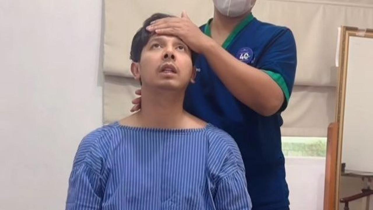 Potret Terbaru Kondisi Sonny Septian Usai Operasi Penyempitan Pembuluh Darah di Otak, Salat Dalam Posisi Duduk