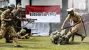 Sejumlah aktor saat tampil dalam teatrikal atau sosiodrama "Reenactor Bangor" Gelora Bangsa di halaman Museum Naskah Proklamasi, Jakarta, Selasa (16/8/2022). Pertunjukan tersebut merupakan salah satu rangkaian acara Napak Tilas Proklamasi dalam rangka menyambut Ke-77 Kemerdekaan Republik Indonesia (RI). (Liputan6.com/Faizal Fanani)