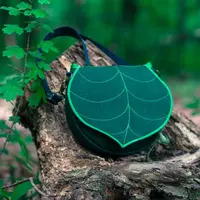 Bila memakai ransel ini, kamu serasa menggendong daun. Lucu!