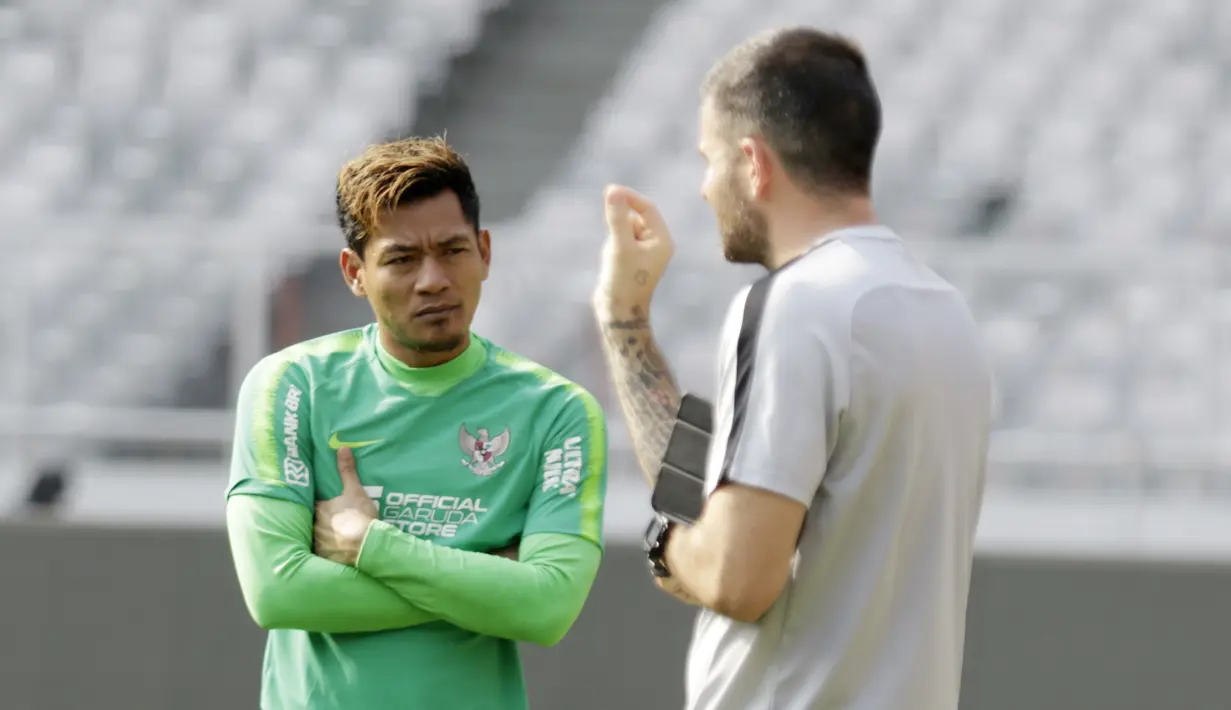 Kiper Timnas Indonesia, Wawan Hendrawan, saat latihan jelang laga Kualifikasi Piala Dunia 2022 di SUGBK, Jakarta, Rabu (2/10). Indonesia akan berhadapan dengan Uni Emirat Arab. (Bola.com/M Iqbal Ichsan)