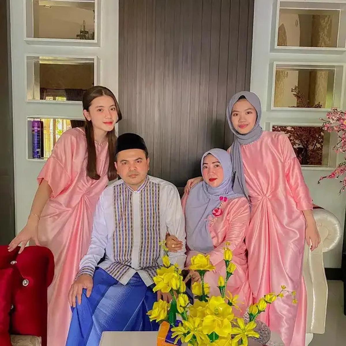 6 Potret Keluarga Haldy Sabri Sebelum Menikah dengan Irish Bella, Penuh Kehangatan
