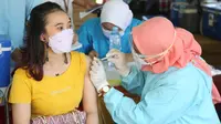 Vaksinasi massal serentak di Surabaya. (Dian Kurniawan/Liputan6.com)