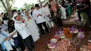 Maudy Koesnaedi terlihat khusuk berdoa di depan makam sang Ibunda, Sondari Soemijati di TPU Karet Bivak, Jakarta, Kamis (16/4/2015). Ibunda Maudy meninggal Rabu sore (15/4) pada usia 82 tahun. (Liputan6.com/Panji Diksana)