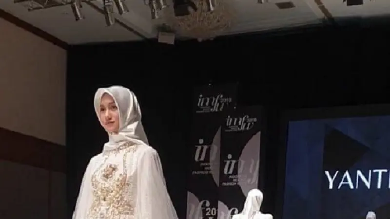Baju rancangan Yanti Adeni saat tampil di Indonesia Modest Fashion Week (IMFW) 2018