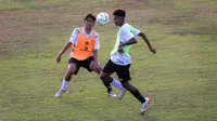 Sejumlah pemain berebut bola saat latihan perdana Timnas Indonesia U-16 yang berlangsung di Lapangan B, Kompleks Stadion Utama Gelora Bung Karno (SUGBK), Senayan, Jakarta, Senin (19/02/2024). (Bola.com/Bagaskara Lazuardi)