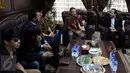 Anggota Komisi X Anang Hermansyah (kedua kanan) saat berdiskusi dengan Wakil ketua DPR Taufik Kurniawan (kanan) dan para pelaku film dan musik di Kompleks MPR/DPR, Senayan, Jakarta,  (18/1). (Liputan6.com/Johan Tallo)