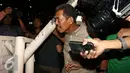 Farizal diperiksa atas dugaan penanganan perkara distribusi gula impor tanpa label SNI di Pengadilan Negeri Padang, Jakarta, Rabu (21/9). Farizal mencari celah untuk menghindari‎ pertanyaan dari para awak media. (Liputan6.com/Helmi Afandi)