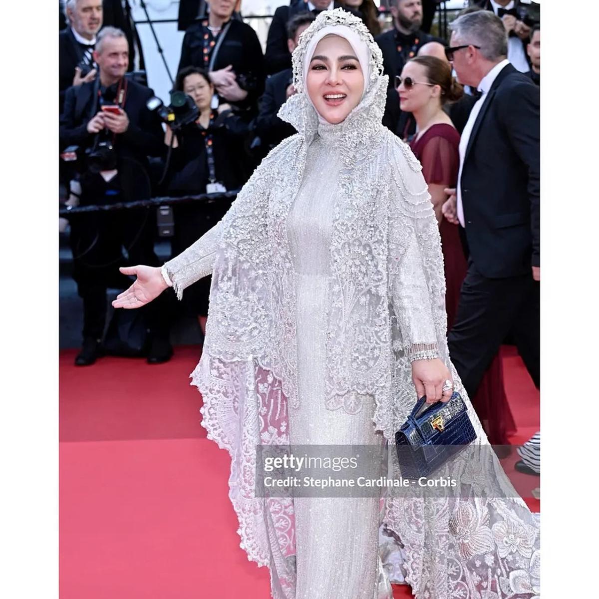 3 Potret Cantik Syahrini Tampil Cetar di Karpet Merah Festival Film Cannes 2025, Pakai Gaun Mewah Serba Silver dan Cincin Berlian
