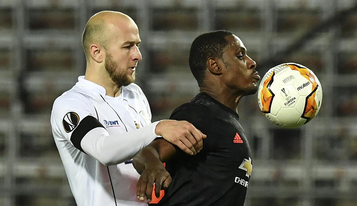 Striker Manchester United, Odion Ighalo, berebut bola atas dengan pemain LASK pada leg pertama 16 besar Liga Europa di Linzer Stadion, Linz, Austria, Jumat (13/3). Manchester United menang telak 5-0 atas LASK. (AP/Kerstin Joensson)