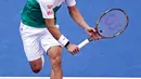 Petenis Jepang, Kei Nishikori melakukan servis saat bertanding melawan Marin Cilic dari Kroasia pada perempat final turnamen tenis AS Terbuka di New York, Rabu (5/9). Nishikori lolos ke semifinal dengan skor 2-6, 6-4, 7-6(5), 4-6, dan 6-4 (AP/Adam Hunger)