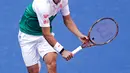 Petenis Jepang, Kei Nishikori melakukan servis saat bertanding melawan Marin Cilic dari Kroasia pada perempat final turnamen tenis AS Terbuka di New York, Rabu (5/9). Nishikori lolos ke semifinal dengan skor 2-6, 6-4, 7-6(5), 4-6, dan 6-4 (AP/Adam Hunger)