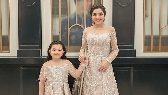 7 Potret Ashanty dan Arsy Hermansyah Pakai Baju Couple di Panggung, Kompak Banget